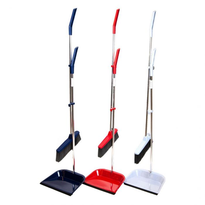 Sopset i plåt, 80 cm, i sorterade färger från Snabben.se – långskaftad sopborste och plåtskyffel med gummilist för enkel städning.